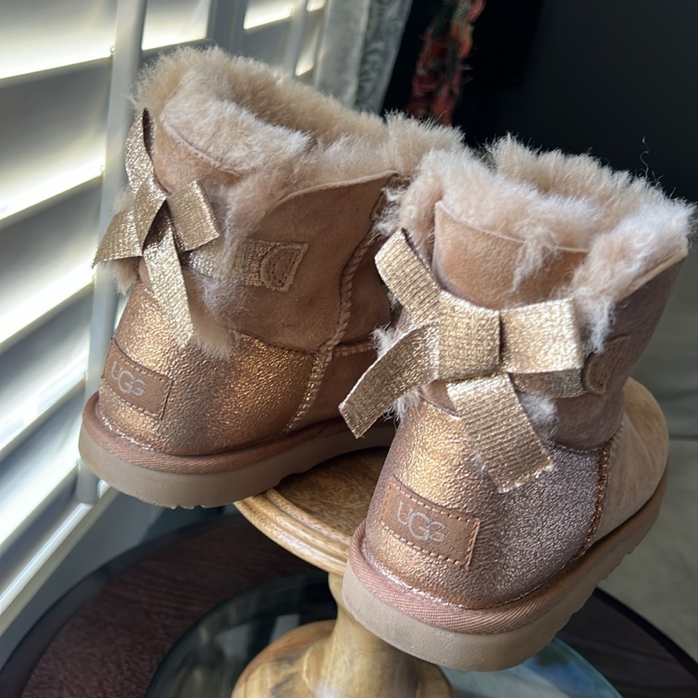 UGG, women’s 5, Glittering Gold UGG bow Boots, Gently preloved EUC - Picture 7 of 11